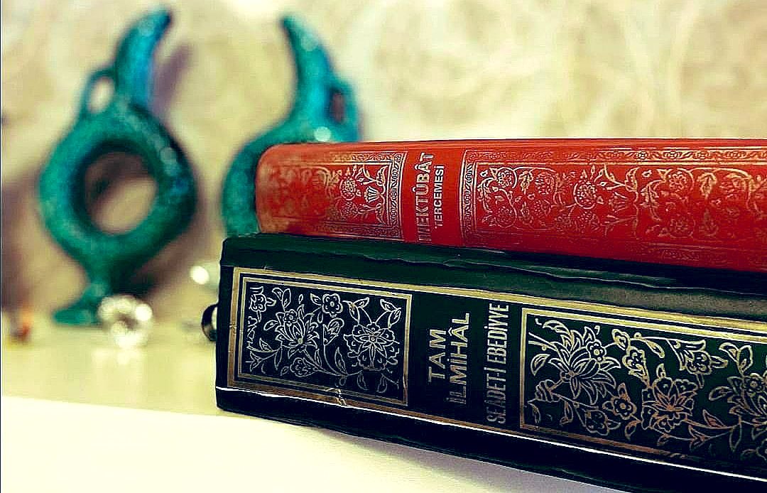 “Evli olanın gözünü de kalbini de 2 defa haramdan sakınması gerekir.
Çünkü ona emanet edilmiş bir kalp daha vardır. O da eşinin kalbidir.”