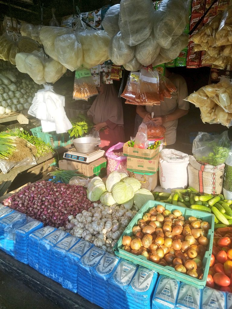 arieparikesit's tweet photo. #RemPas Remaja Pasar.
Yang deket rumah saja Pasar Griya Bukit Jaya karena nggak perlu belanja perdagingan, sayur, bumbu, buah, ikan di sini cukup lengkap, kalau daging ya ke Pasar Kranggan, jaminan mutu.
Pisang tanduk murah, 10 dapat 3pcs. https://t.co/Lw6rwadw15