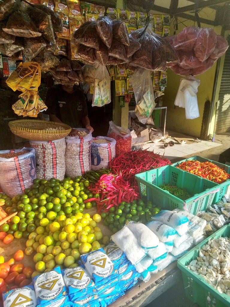 arieparikesit's tweet photo. #RemPas Remaja Pasar.
Yang deket rumah saja Pasar Griya Bukit Jaya karena nggak perlu belanja perdagingan, sayur, bumbu, buah, ikan di sini cukup lengkap, kalau daging ya ke Pasar Kranggan, jaminan mutu.
Pisang tanduk murah, 10 dapat 3pcs. https://t.co/Lw6rwadw15