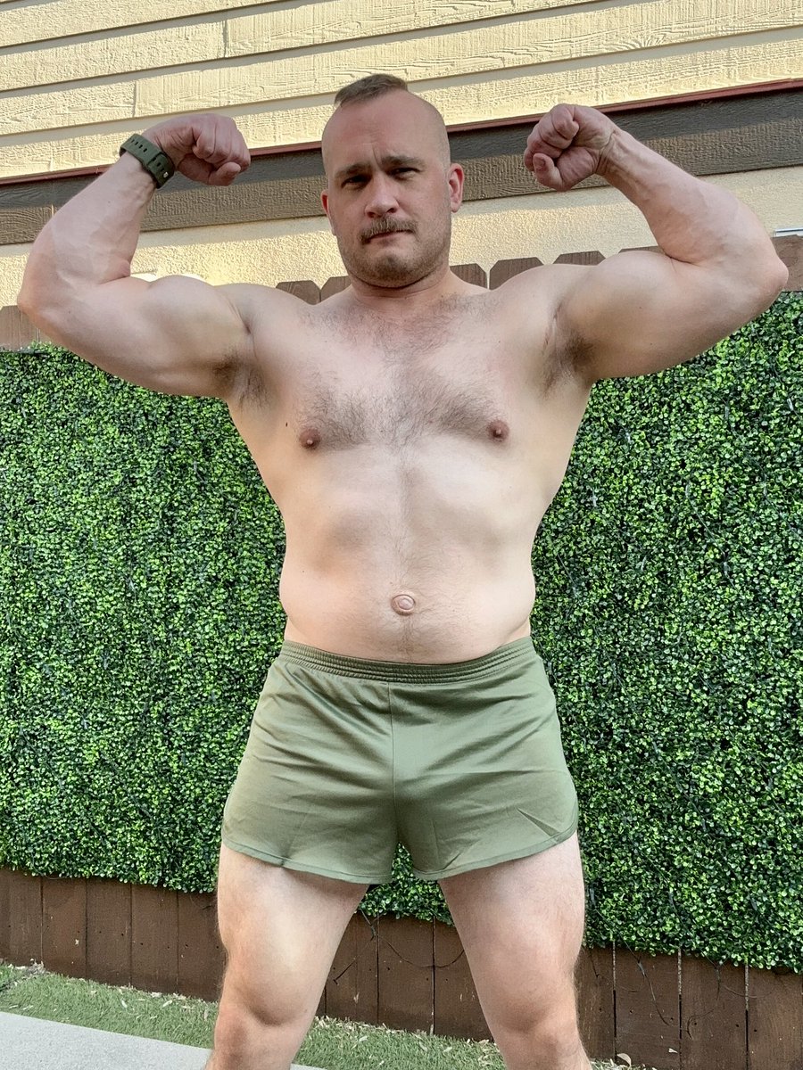 itstheraybear's tweet photo. Hit back and biceps today. Motivation is 📈📈📈📈📈 https://t.co/R7AiJ3fRGH