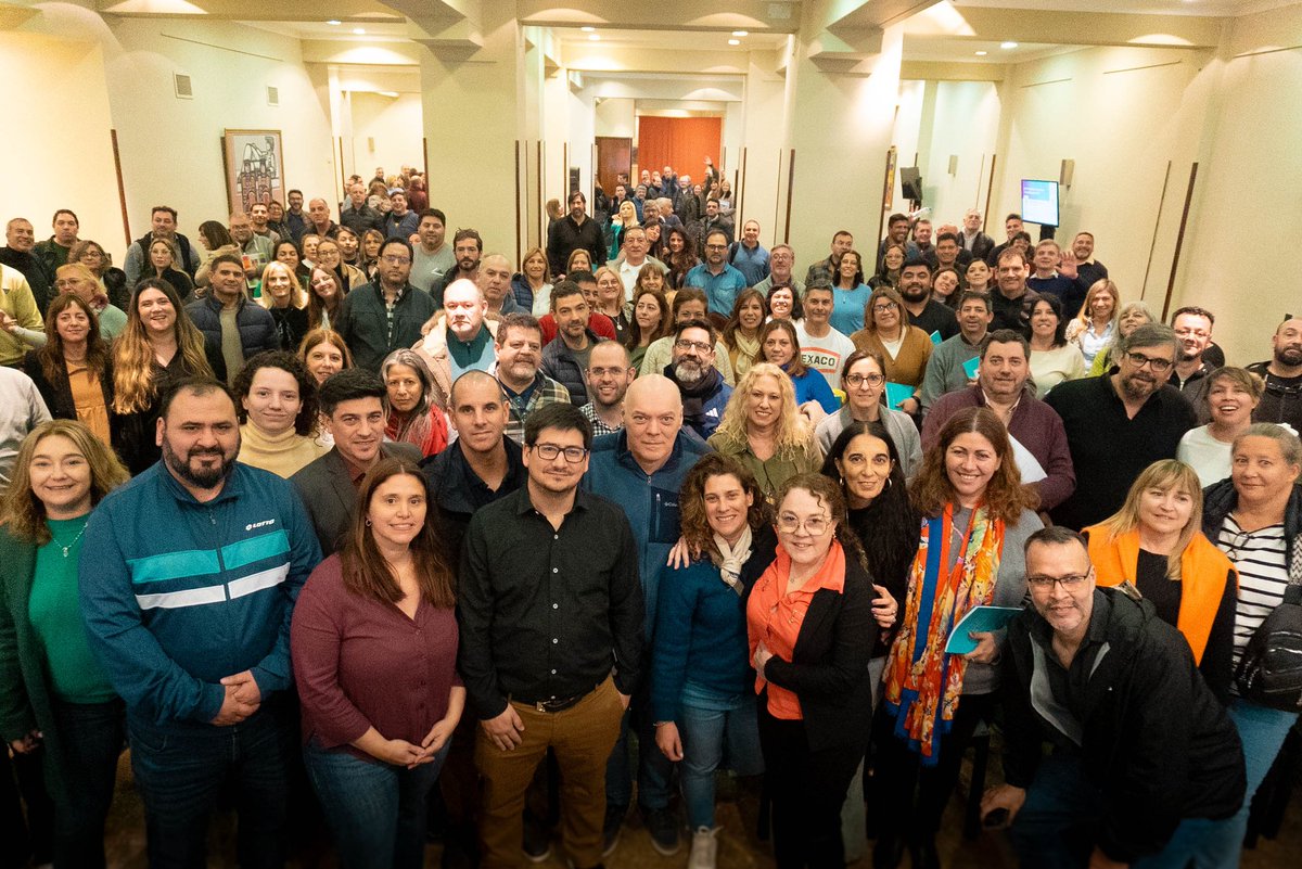 educaciontpba's tweet photo. 🎙️De Gisi: “La ETP siempre es parte de una política pública de inversión sostenida en el tiempo”

El Director Provincial de ETP encabezó el Encuentro Provincial de Educación Técnica llevado a cabo en Mar del Plata.

👉https://t.co/S3RQrOZNBY https://t.co/Cmj4aOGbQl