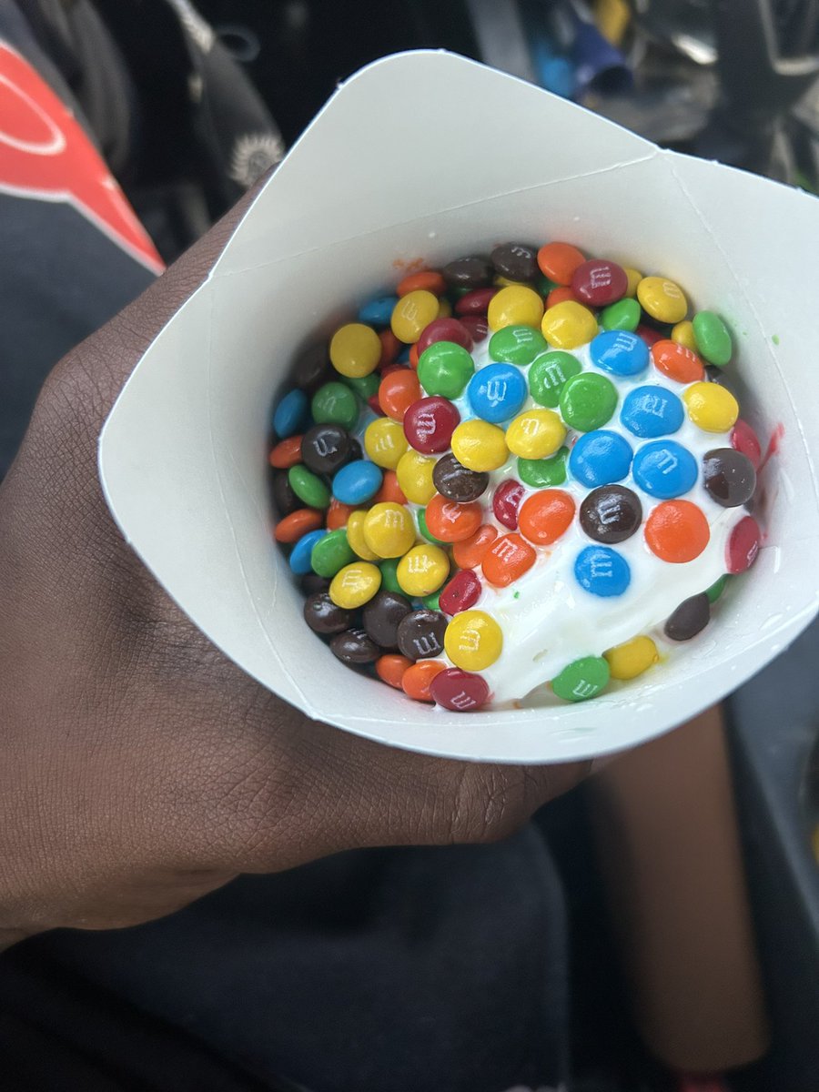 Again <a href="/McDonalds/">McDonald's</a> ?? The machines broke world wide #mcflurry different store same no mixing 🤔