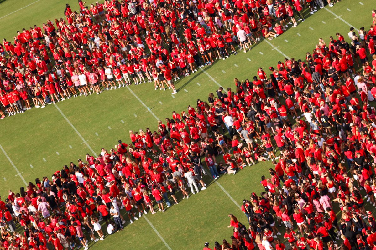 We welcomed the Class of 2029 between the hedges tonight! Go Dawgs! ❤️🖤