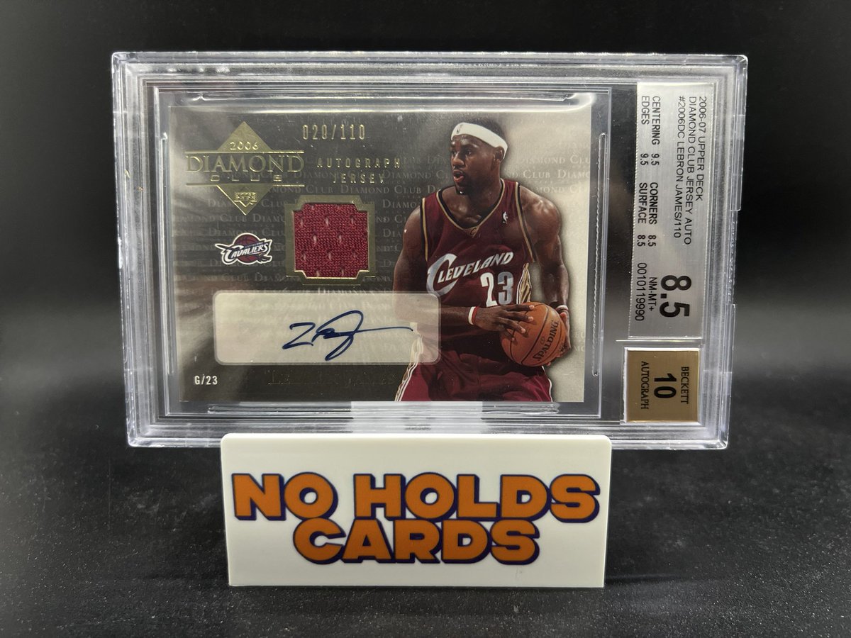 #NOHOLDSALE🐻 

FINAL CARD OF THE NIGHT 🐐 

$6500 

LEBRON DIAMOND CLUB PATCH AUTO /110 BGS 8.5 

10 Auto
Last did $10k (there is no possible way this is a 10k card) 

Reposts and Tags Appreciated 🤝
