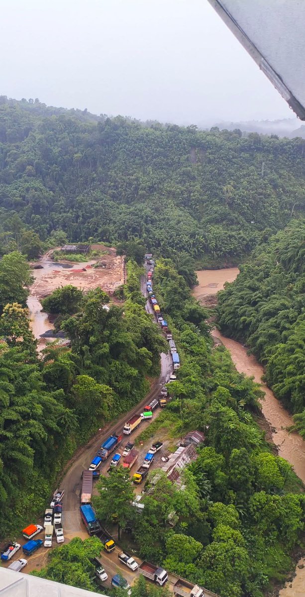 mizoraminsta's tweet photo. Trucks stranded at Mualkhang–Khamrang on NH 06 as the Sairang–Kolasib stretch worsens in the rains. Fuel & essentials run low. Drivers’ Union & Truck Owners’ Association halt services twice+ over poor road upkeep.
#Mizoram #NH06 #RoadCondition #Aizawl #truck #road #khamrang https://t.co/1kVo0cdePk