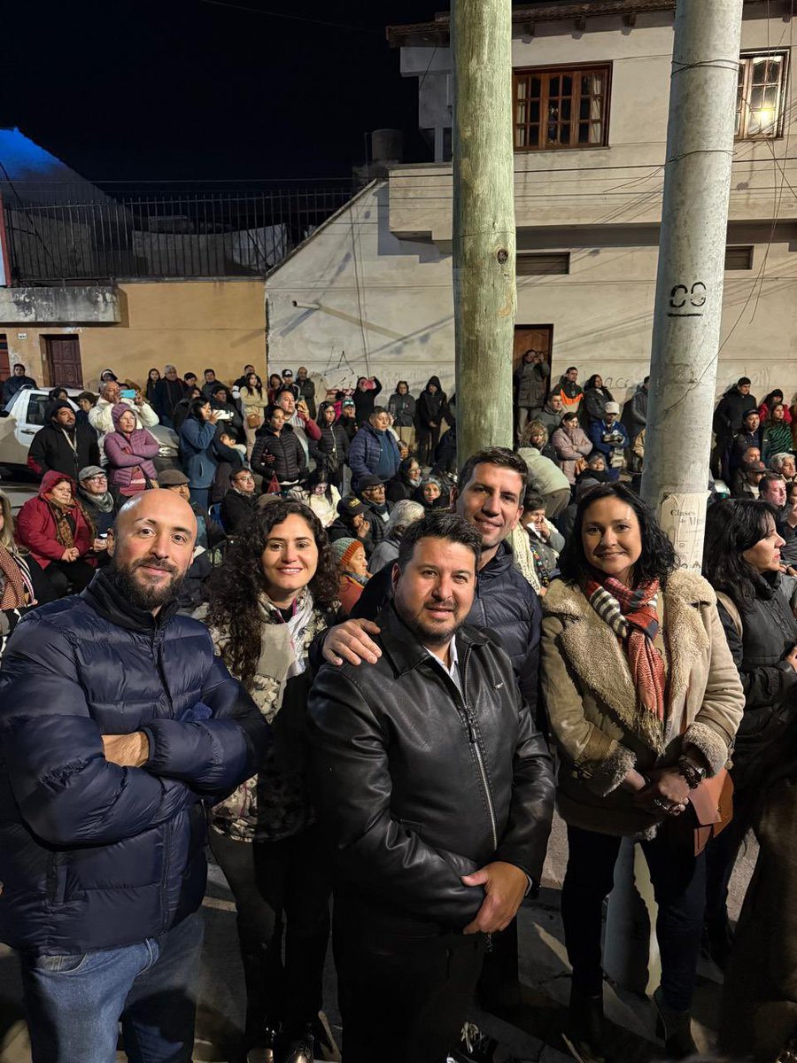LLAenJujuy's tweet photo. Estuvieron presentes en el acto por el 33 Aniversario del fallecimiento del Dr Horacio Guzmán, las principales autoridades de lla distrito jujuy, Dr. Manuel quintar presidente del congreso partidario, los dioutados electos Laura Tome, Kevin Ballesty y Federico Canedi. 
También contamos con un la presencia de funcionarios nacionales, acompañando el homenaje de quién para muchos fue el mejor gobernador de la provincia de jujuy.
Queremos agradecer a la presidente del móvimiento popular jujeño, dra. Cristina Guzmán por invitarnos a ser parte de tan emotivo homenaje a un hombre que enaltesio y honrro la función pública.