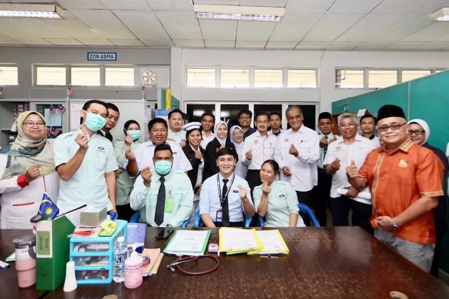 KKMPutrajaya's tweet photo. TAHNIAH DAN SELAMAT BERKHIDMAT! 

Dalam sela masa jadual padat lawatan saya di beberapa fasiliti kesihatan di Sandakan dan Kinabatangan semalam, saya sempat bertemu dengan dua orang doktor muda untuk menyampaikan sendiri surat lantikan tetap mereka di bawah e-Placement Fasa 1.

👩‍⚕️ Dr. Zulika Farina binti Zainon: Anak jati Sandakan, graduan Universiti Malaysia Sabah (UMS), kini berkhidmat di Klinik Desa Karamunting. Legasi bakti keluarganya cukup menginspirasi, kerana ibunya baru sahaja bersara sebagai Family Medicine Specialist (FMS) di daerah ini.

👨‍⚕️ Dr. Muhammad Izrin Syukri bin Mohd Nasri: Anak jati Puchong, graduan National University of Ireland, jauh di perantauan tetapi tekad berkhidmat di Hospital Kinabatangan, antara hospital daerah yang menjadi nadi perkhidmatan kesihatan di pedalaman Sabah.

Mereka berdua ini adalah sebahagian daripada 307 Pegawai Perubatan Tetap yang akan ditempatkan di seluruh Sabah dalam e-Placement Fasa 1, satu langkah penting untuk mengatasi isu 'maldistribution' pegawai perubatan di negeri ini.

Kehadiran mereka bukan sekadar mengisi kekosongan jawatan, tetapi memperkukuh barisan hadapan sistem kesihatan, memastikan rakyat di pedalaman tidak perlu menempuh perjalanan berjam-jam hanya untuk mendapatkan rawatan.

Tahniah dan selamat berkhidmat! Semoga iltizam dan ihsan yang ditunjukkan menjadi inspirasi kepada generasi doktor yang akan datang.

📱Sumber: Media Sosial Rasmi YB Datuk Seri Dr. Dzulkefly Ahmad, Menteri Kesihatan 

#KKMPrihatin #MalaysiaSihat #MalaysiaMADANI #MADANIBekerja #RancakkanMADANI