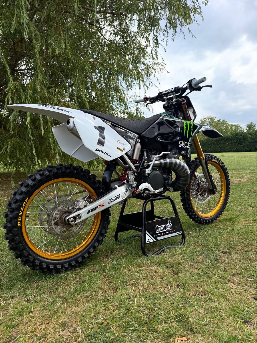 RideDunlop's tweet photo. Two Stroke Tuesday with @tommysearle100 VMXDN build!

#RideDunlop #RaceDunlop #DunlopFamily #MX34 #TwoStroke #TwoStrokeTuesday https://t.co/OarhHOkwiL