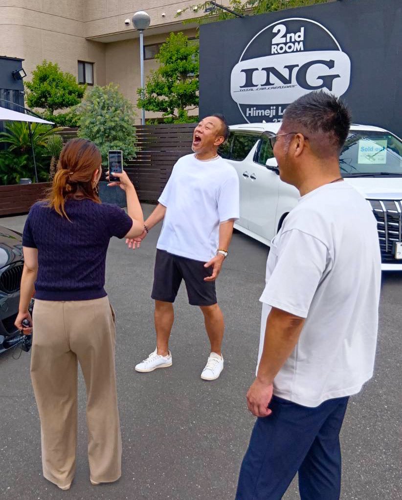 Secretbase_3150's tweet photo. 最近ほんまによく言われるんです、「INGで働きたい!」とか「こんな環境めっちゃいいですね!」って😊
そう感じてもらえるのは、うちのスタッフみんなのおかげ。
楽しく、真剣に、そして前向きに。
これからもどんどん飛躍していきますので、ぜひ楽しみにしててください🚗💨
#ING #INGood #姫路 https://t.co/FZjjfFDYwH