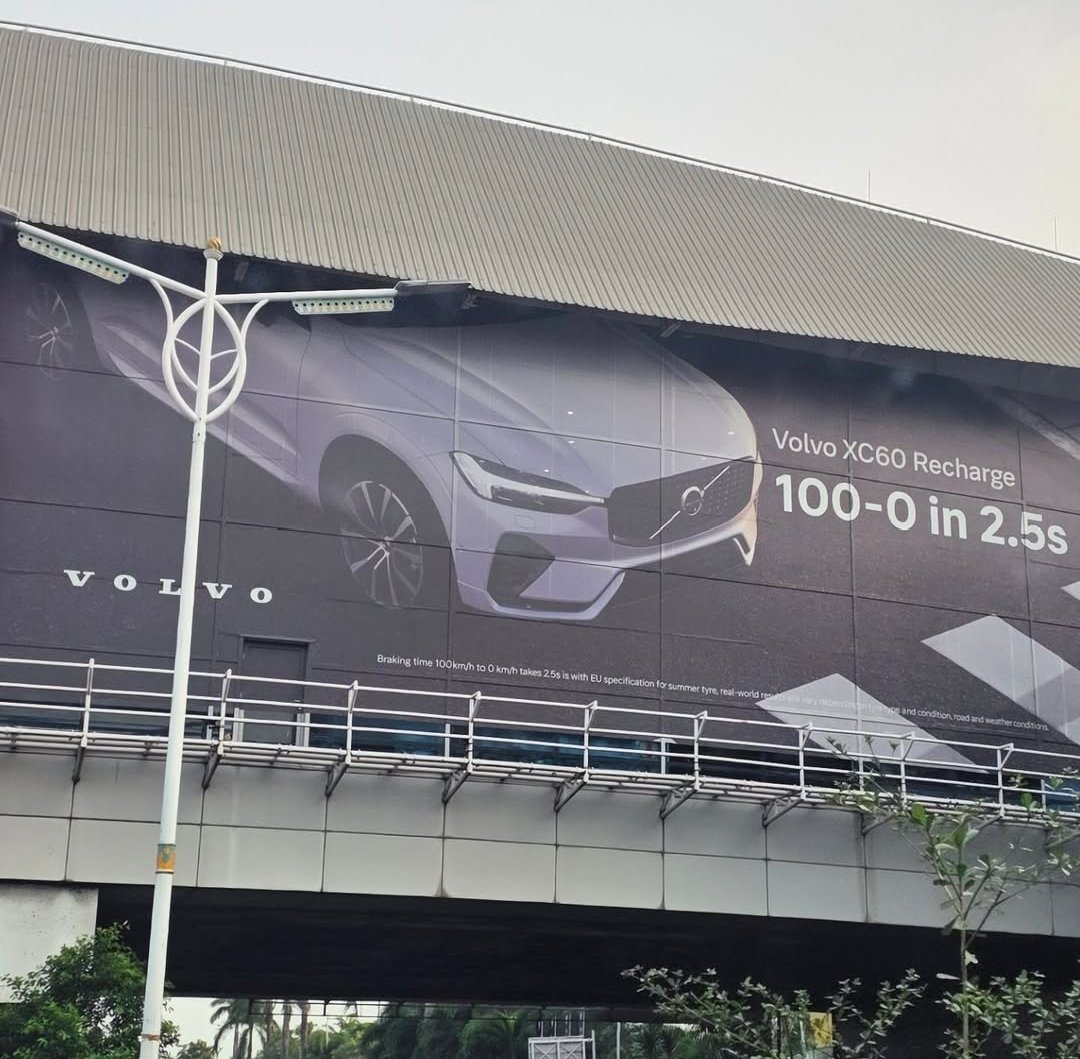Selama ini org2 lebih membanggakan  bisa ngebut 0-100kpj brp detik.

Tapi org2 lupa, bisa berhenti dr 100-0kpj dalam waktu lebih cepat tp tetap terkendali itu lebih penting.

Dengan iklan ini, volvo seperti mau menunjukkan sebagai pabrikan yg selalu peduli keselamatan.
Keren😍