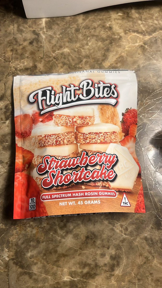 forealchaz's tweet photo. these so bomb, ate 6 and gonna save the rest  #CannabisCommunity #420community #edibles @FlightBites #Flightmode #cookie https://t.co/k0Y4OMPHe3