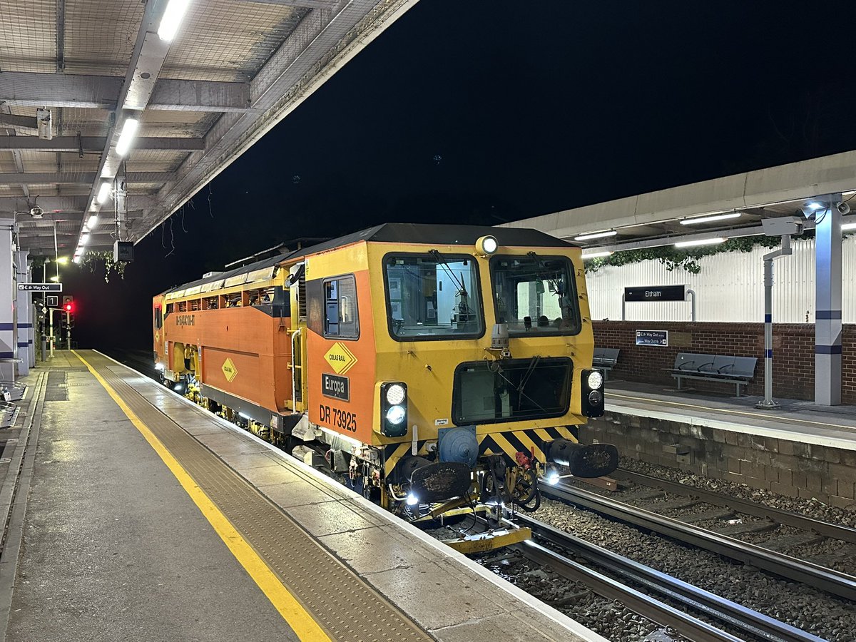 DR73925 giving the line through Eltham some love tonight <a href="/ColasRailUK/">Colas Rail UK</a> <a href="/NetworkRailSE/">Network Rail Kent & Sussex</a> <a href="/Se_Railway/">Southeastern</a>