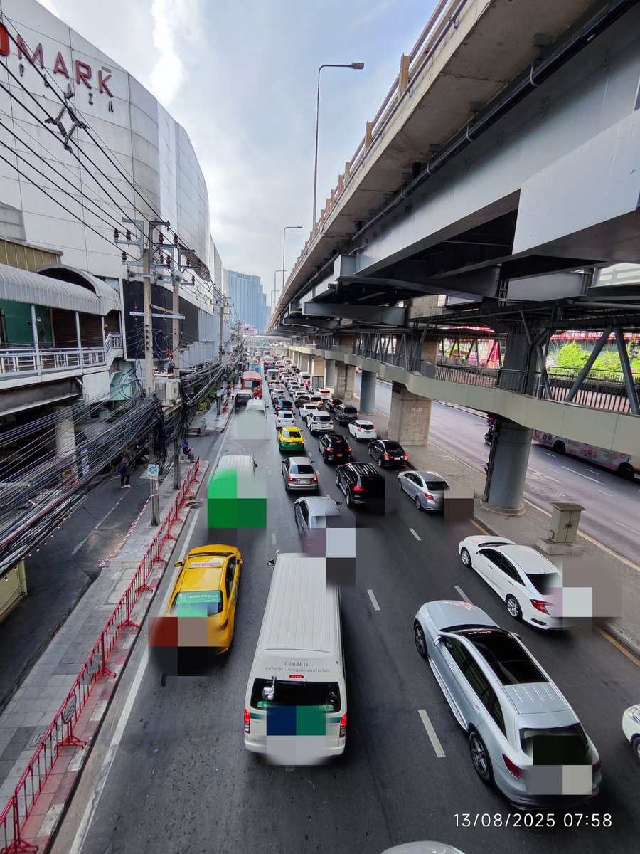 Jeffgoblem's tweet photo. @js100radio 07:58 ลาดพร้าวขาออกบริเวณแยกแฮปปี้แลนด์รถมากเต็มพื้นที่ไปได้ตามสัญญาณไฟจราจร กลับกันคล่องตัว https://t.co/6D98NfkCKh