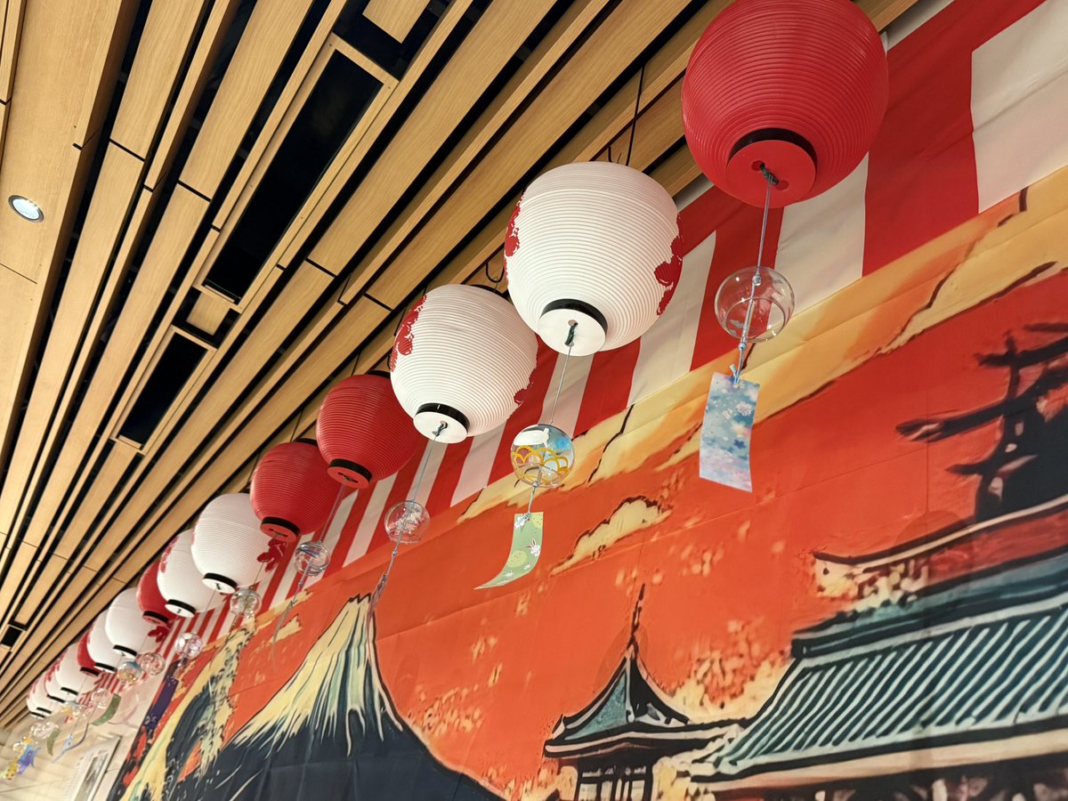 🏮#TokyoGinza夏祭り能楽堂🏮
3日目🪭お暑い中、連日たくさんご来場頂き誠に有難うございます！

ロビーには夏祭りらしい提灯、風鈴の音も響いています🎐お祭りの雰囲気もお楽しみください！

SNS投稿キャンペーン・対象商品ご購入で特製うちわのプレゼントも🙌🏻
#観世能楽堂に来たよ #KanzeNohTheater