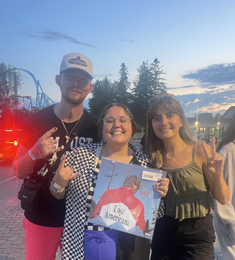 Met the most amazing new member of EST last week who went to Cleveland and was lucky enough to get this personalized @machinegunkelly_ vinyl from The Vinyl Groove &amp; she sold it to me 😭 The HALO cause he is an angel 😇 but LAUREN is the real angel here 🥰