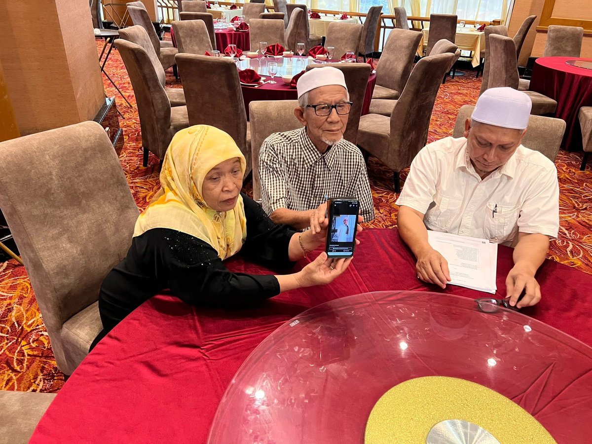 liyana_marzuki's tweet photo. JUANG
(12 tahun menanti, mereka tidak akan berhenti)

Makcik Ani dan Pakcik Wan. 
Tahun ini 70 dan 80 tahun usia mereka. 
Ibu bapa Arwah Faris, anak sulung, satu-satunya anak lelaki.

Pertama kali saya jumpa mereka Februari lalu, di sebuah kampung terpencil di Pasir Mas.
Dengar cerita dan lihat dokumen… saya terkedu.