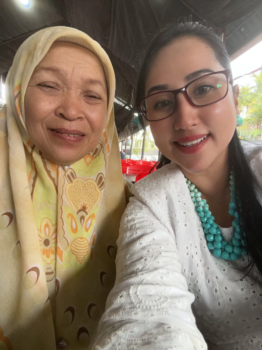 JUANG
(12 tahun menanti, mereka tidak akan berhenti)

Makcik Ani dan Pakcik Wan. 
Tahun ini 70 dan 80 tahun usia mereka. 
Ibu bapa Arwah Faris, anak sulung, satu-satunya anak lelaki.

Pertama kali saya jumpa mereka Februari lalu, di sebuah kampung terpencil di Pasir Mas.
Dengar