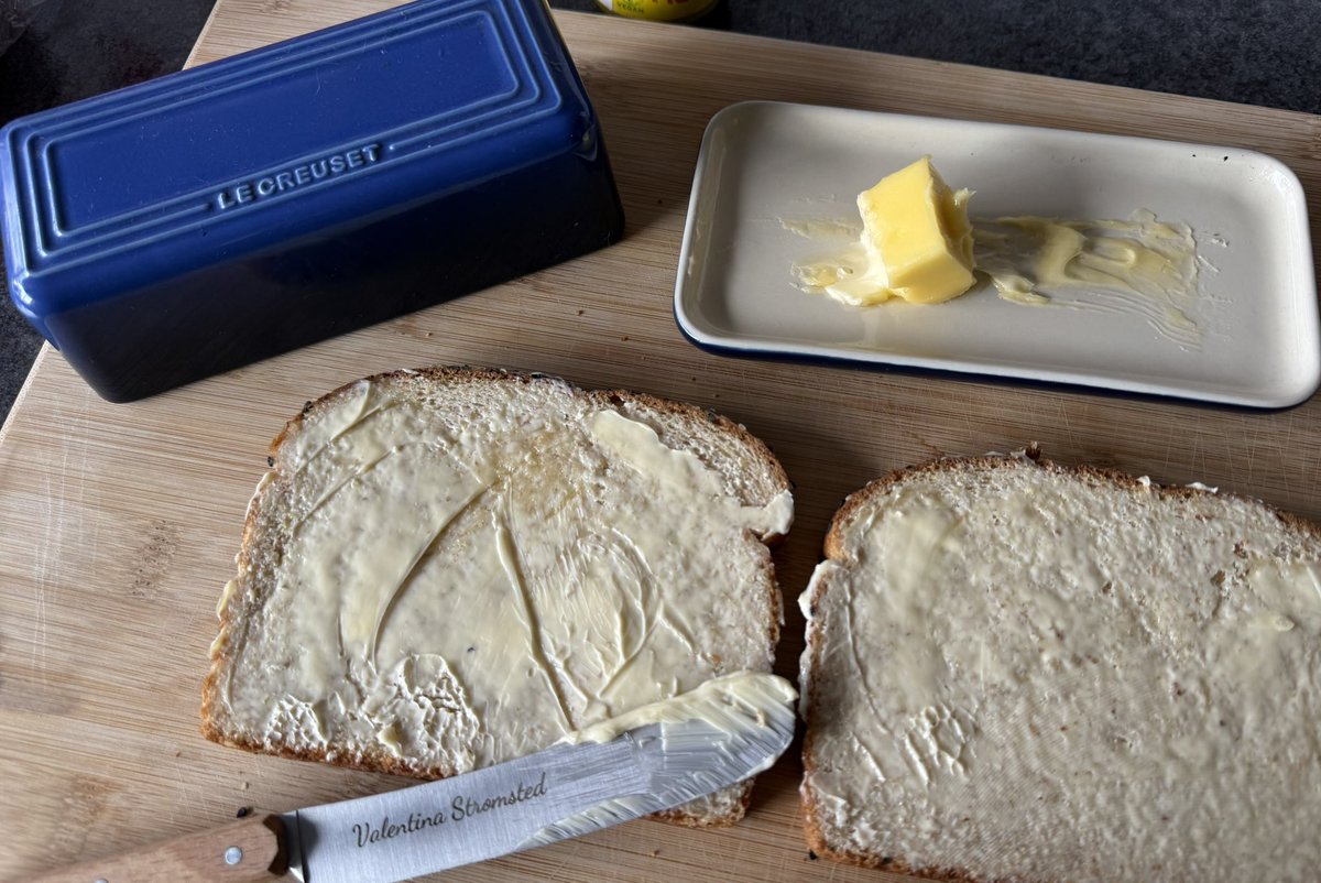 lacomoderdeval's tweet image. hoy si me dio mucha flojera hacerme de comer entonces me hice un grilled cheese sandwich y seguí con mi vida