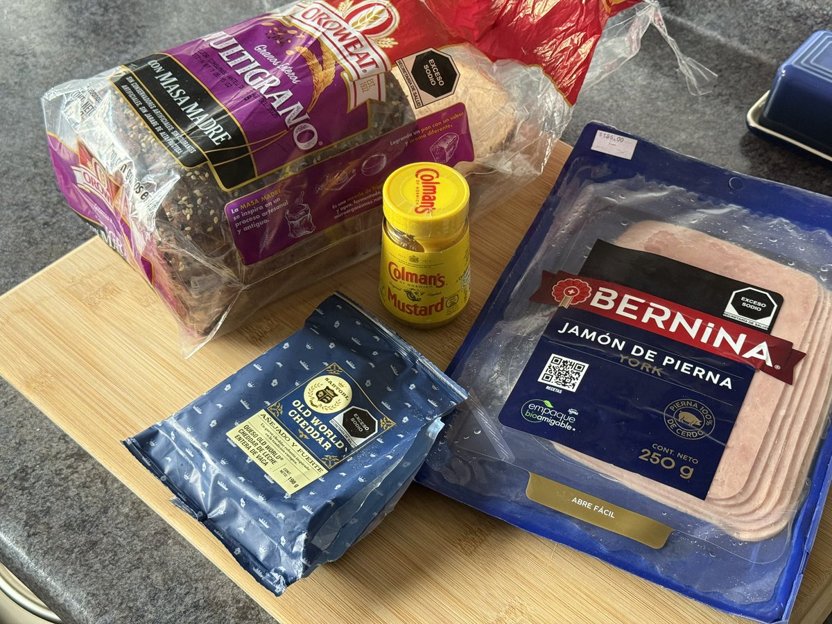 lacomoderdeval's tweet image. hoy si me dio mucha flojera hacerme de comer entonces me hice un grilled cheese sandwich y seguí con mi vida