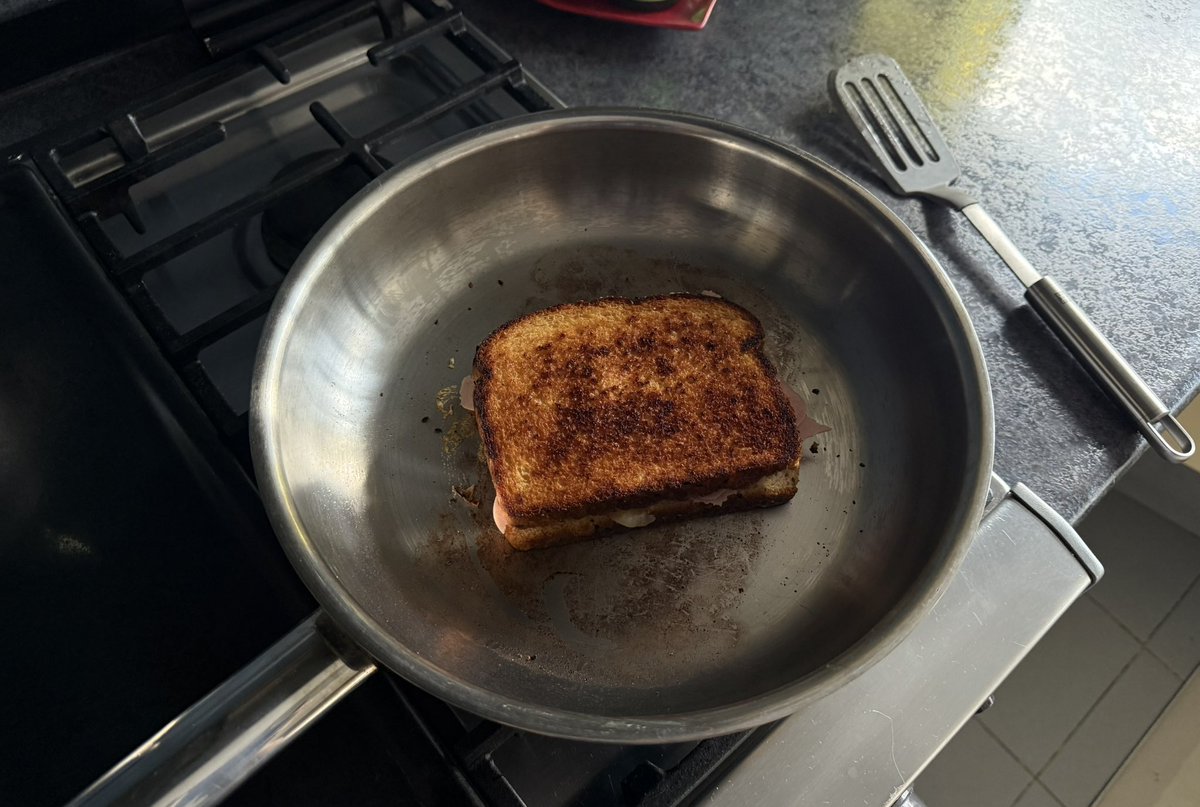 lacomoderdeval's tweet image. hoy si me dio mucha flojera hacerme de comer entonces me hice un grilled cheese sandwich y seguí con mi vida