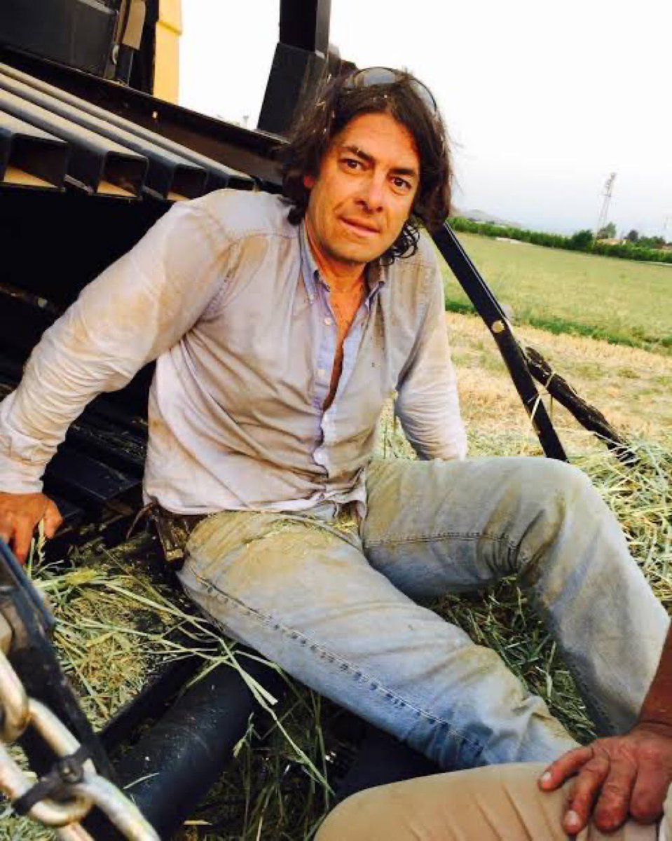 Bu adam kim biliyor musunuz, o Türkiye'de bir çiftçi, Sencer Solakoğlu...

Tüm dünya peşinde ama o ülkesine yatırım yapıyor.

Yeni üretim teknikleriyle herkese örnek oluyor. ++