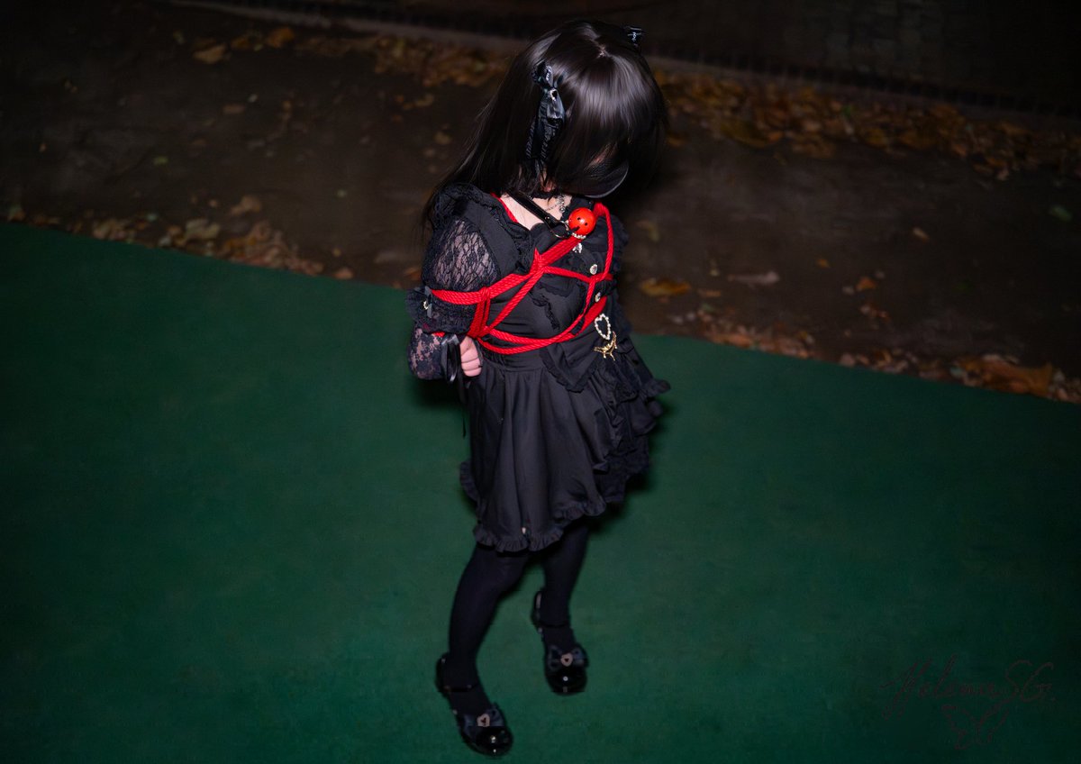 《★♡震惊！！半夜到公园荡秋千居然遇到喜欢緊縛散歩的蕾妹！！✧&gt;ᴗo⸝⸝》