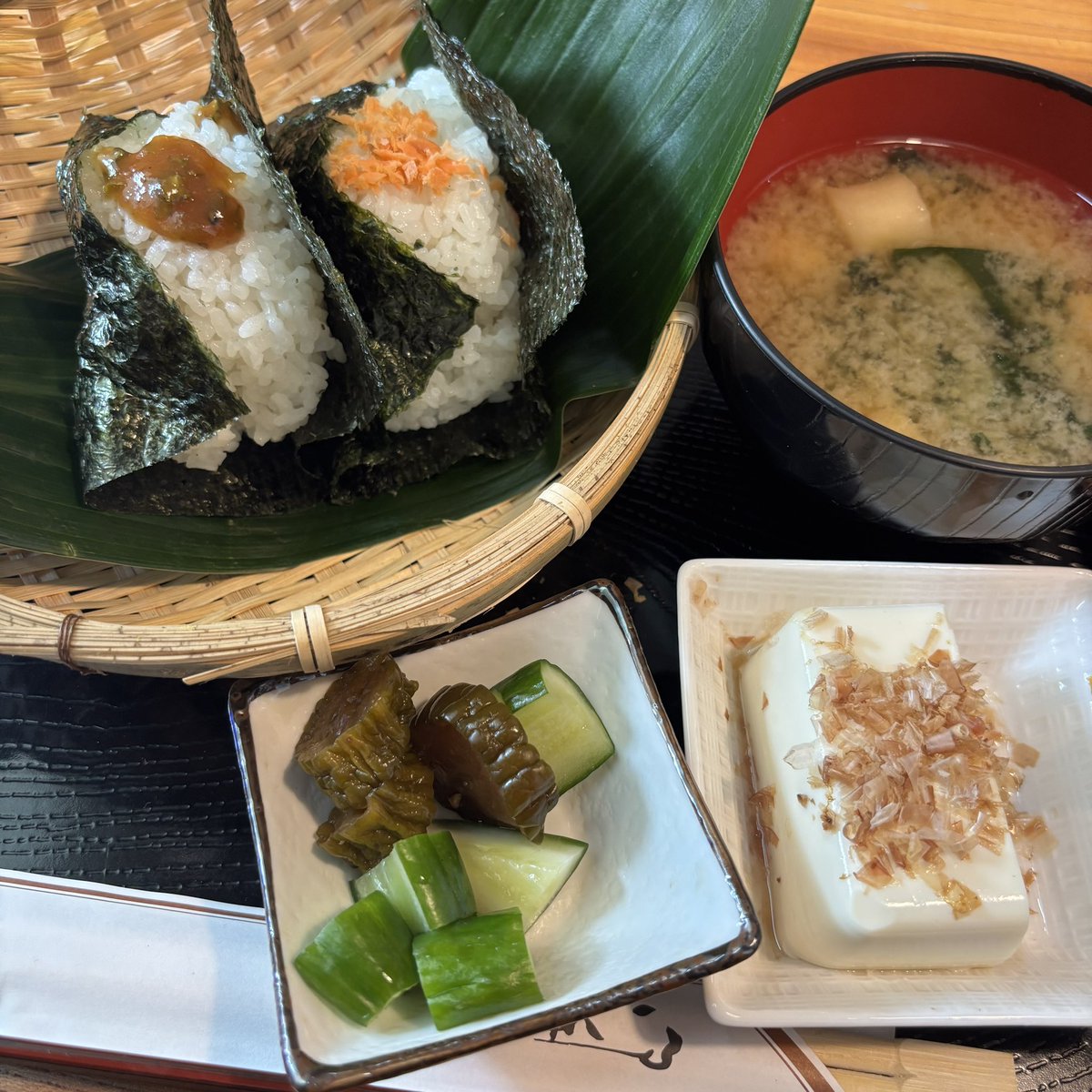 おむすび定食🍙
おむすびがふわふわで幸せの味がした…
味噌汁も糠漬けも手作り感たっぷりで
本当に美味しい🥰！！

日本人はやっぱりお米ですね🌾🧡