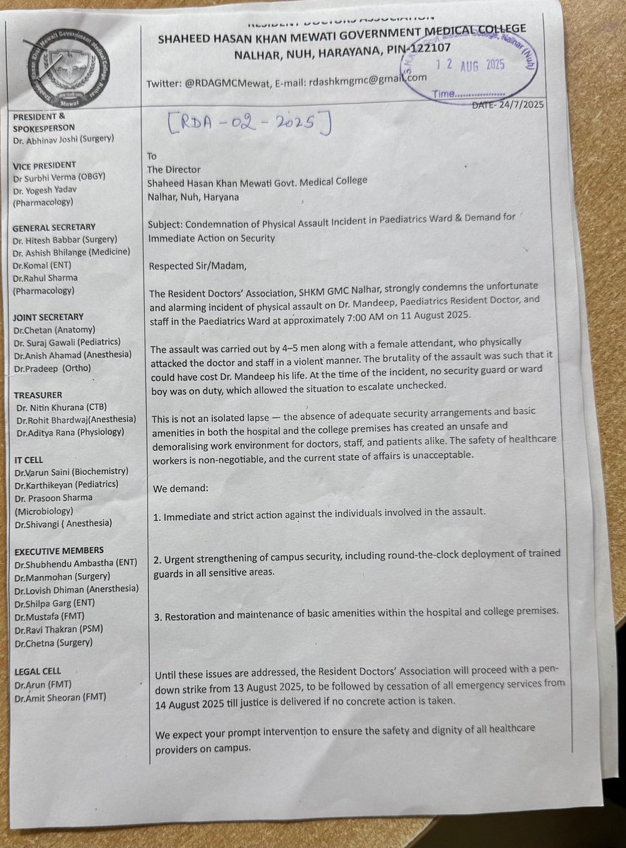 Brutally assaulted while saving lives! 
Team <a href="/UDF_BHARAT/">UNITED DOCTORS FRONT (UDF)</a> strongly condemns the shocking physical assault on Paediatrics Resident Dr at SHKM GMC Nalhar, Nuh, Haryana.
Doctors are NOT punching bags❌🥊
Violence against doctors is unacceptable — 
UDF demands strict action against