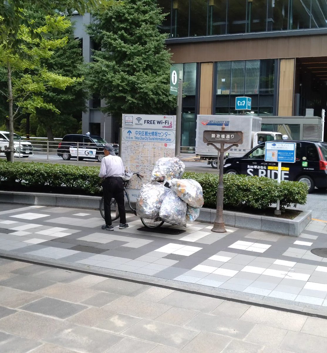 rhi_fko's tweet photo. おはようございます!

昨日見かけた光景

アルミ缶を沢山集めて自転車に上手に載せている男性です！凄い！ https://t.co/OlV3RHIv4e