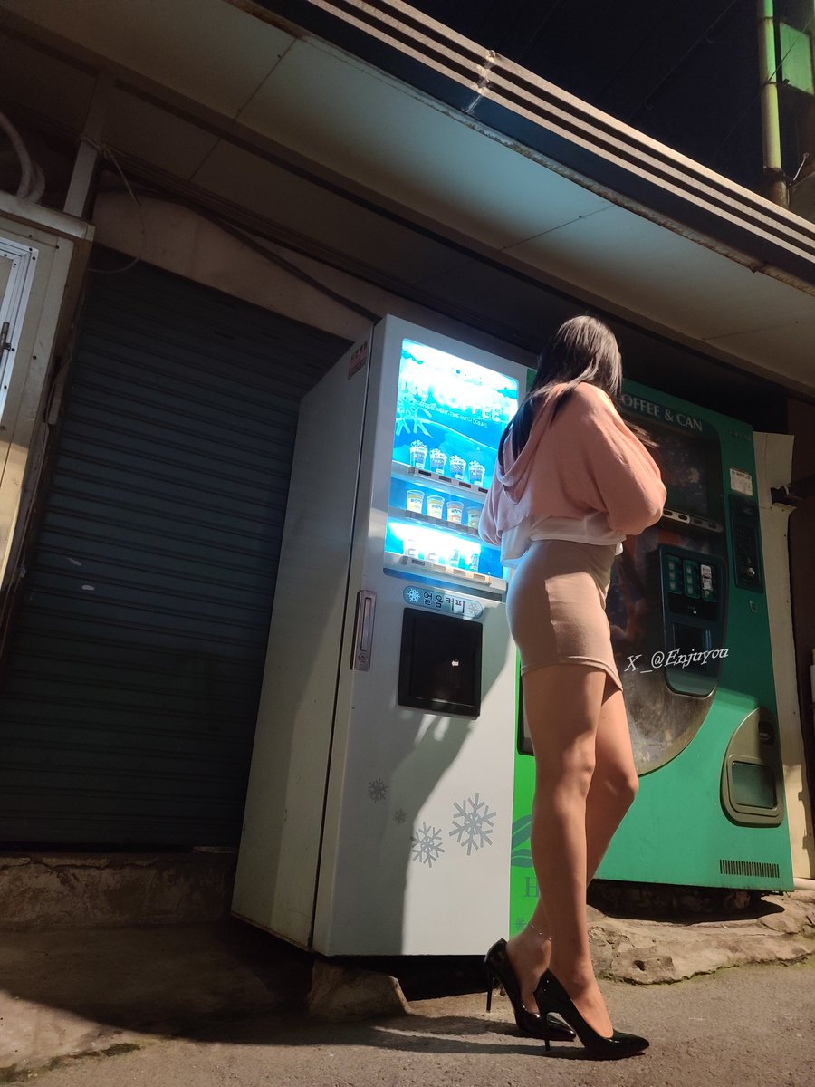 저 자판기 그냥 불만 켜진줄 알았는데 아저씨들 은근 출근전에 저거 뽑아마시러 오더라😁
저런 분위기의 뷰에선 스*, 빽*방 같은 브랜드보다 저런 자판기 커피가 더 갬성있고 맛있을듯😙👍 국룰이랄까? 
(근데 왜 커피 뽑으면서 나 보고 크흠하고 헛기침하는거지..?)