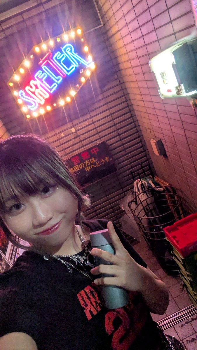 下北沢SHELTERありがとうございました！！

リアレンジver.の『lie』はいかがでしたか？
黒髪の碧さんにシンセベース頑張ってもらいました🎹

次回の下北沢SHELTERはいよいよ！
私の誕生日企画です！！🎂🎉
みなさんを待ってます！！

⬇修学旅行とかの班行動の集合写真みたい笑