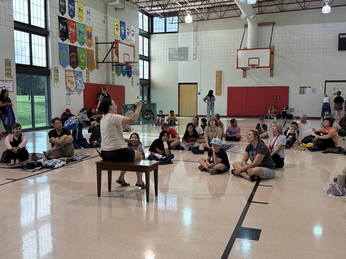 d61reyes's tweet photo. Final Books on Blankets of the summer. Thanks for coming Bulldogs! @D61Lace #lacereadstogether https://t.co/DaWsuwfdeo