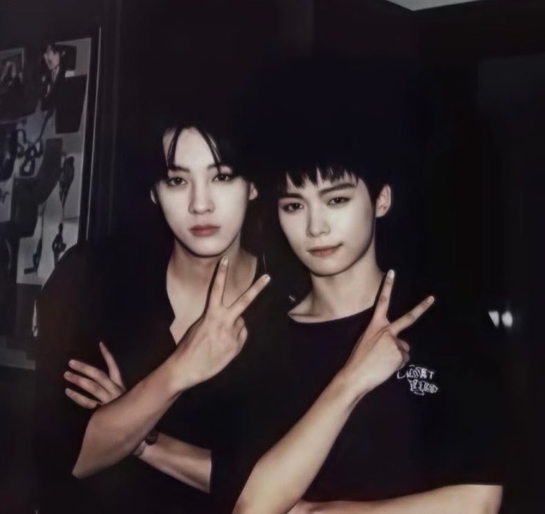 beezisbz's tweet photo. สองนิ้วสู้ตายตายสาววายสู้ๆ และนี่คือชะตากรรมที่คุณเลือกเอง https://t.co/q5nNbzKMLj