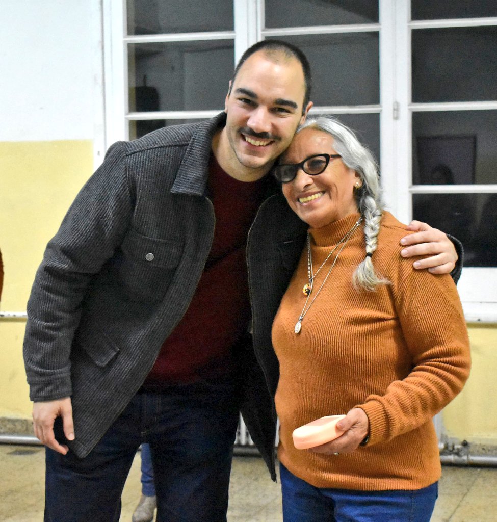 Junto a la <a href="/fundacionbapro/">Fundación Banco Provincia</a> entregamos lentes a estudiantes de la Escuela Primaria de Adultos N° 701 👓📚.

🤝🏼 Cada paso que damos para mejorar la salud y el aprendizaje de nuestros vecinos es posible porque sumamos fuerzas con instituciones que comparten nuestro compromiso.

Así