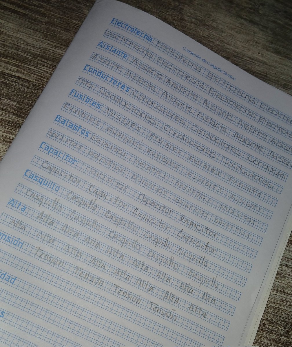 Mi hermanito de #escuelatecnica tiene que llenar dos libros de caligrafía para este mes y como no llega (por vago) cada persona que se sienta en la mesa de mi casa se hace algunas palabritas (hoy me tocó escribir casquillos 6 veces mientras lloraba por lo dura que es la vida)
