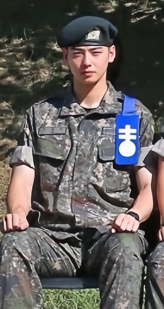 chaeunwoodaily's tweet photo. Lee Dongmin (Cha Eun Woo) 1st official group photo as a member of the 25th Regiment, 2nd Battalion, 5th Company, 1st Platoon, 2nd Squad at the Army Training Center..

D- 532
250813 @CHAEUNWOO_offcl
#ChaEunWoo | #차은우 | #チャウヌ | #车银优 | #ชาอึนอู | #아스트로 | #ASTRO https://t.co/CXpOz677RN