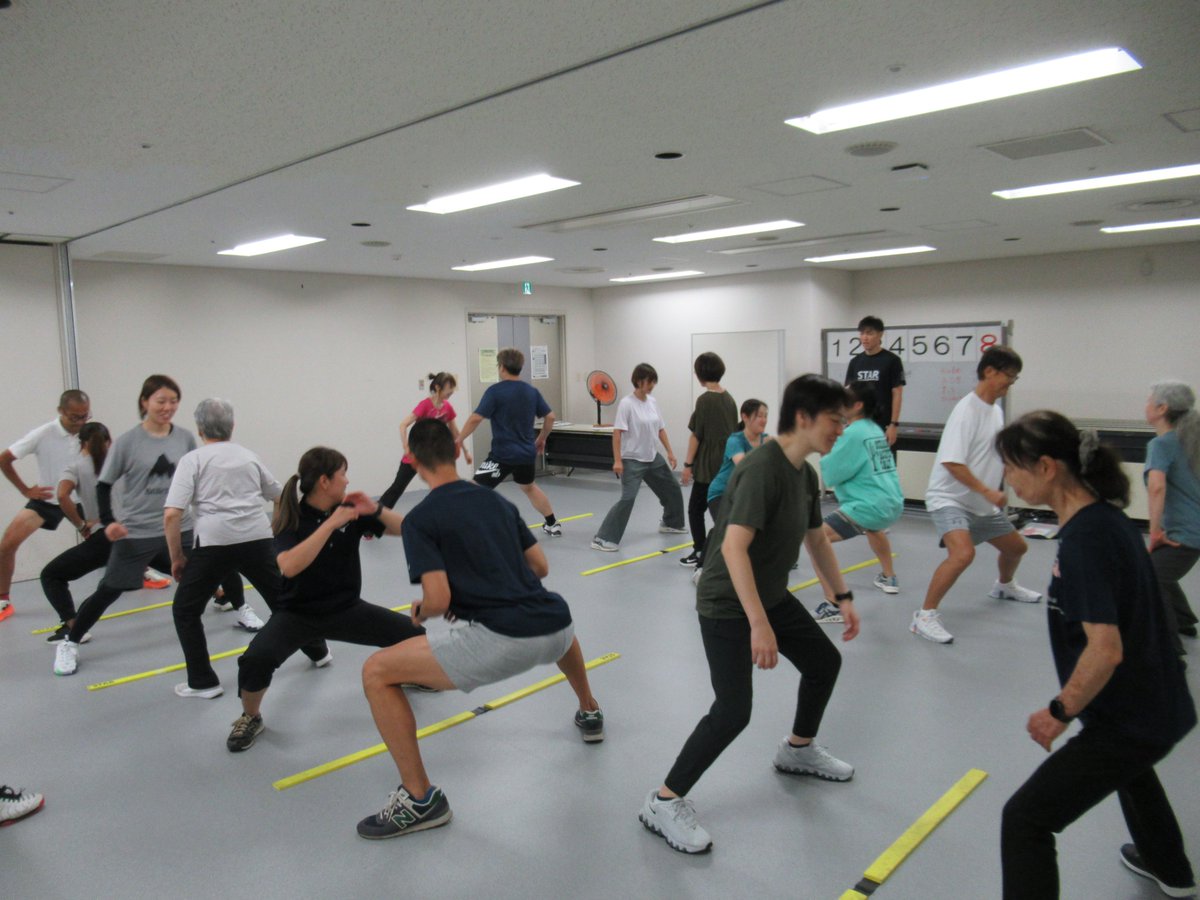 【開催レポート】
「リズムトレーニングディフューザー（RS) 」

「リズム」を活用して楽しみながら脳や身体の機能改善や向上を目指すトレーニング。参加者は歩行を軸にリズムに合わせた基礎的な動きから、徐々に複雑なステップもマスター！
今後開催の講座セミナーはこちら⇒7sfly.hp.peraichi.com