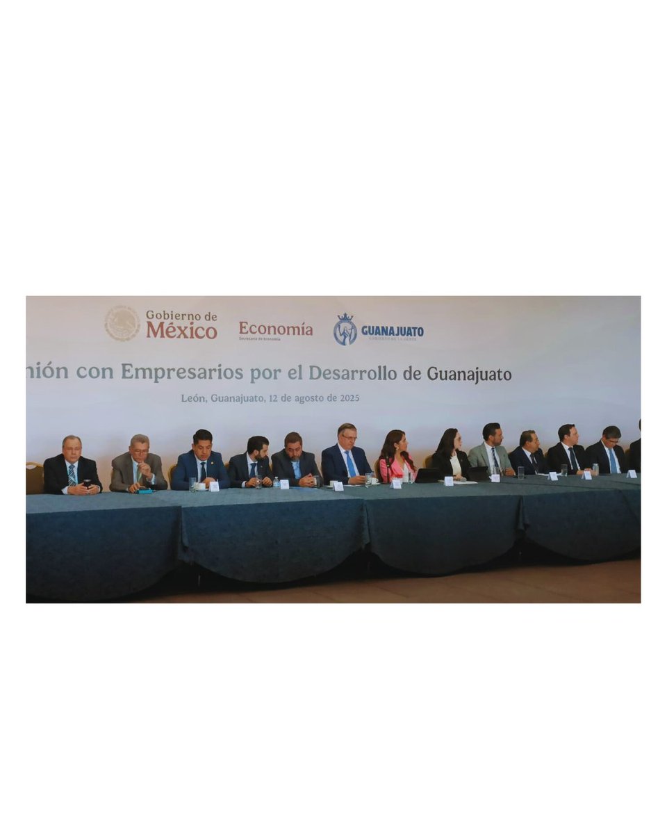 En el contexto de Sapica, tuve el gusto de acompañar al Lic. Marcelo Ebrard, secretario de Economía, para comunicar lo que la Cámara del Calzado denomina un “histórico avance”: se excluye el calzado terminado del programa IMMEX y se limita la posibilidad de que las importaciones