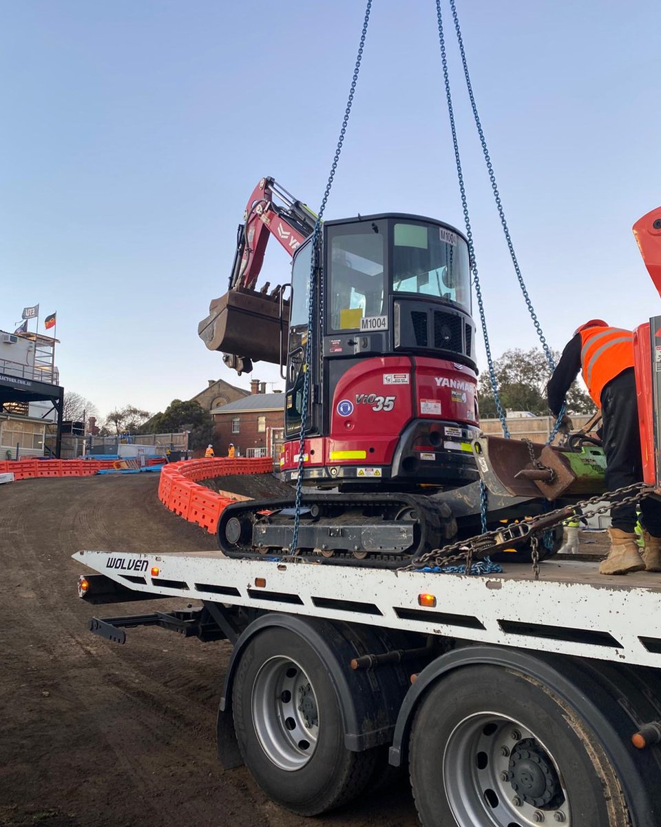 proquipsales's tweet photo. One of our 3.5-tonne Yanmar diggers being lifted into place for a challenging access job on a large construction project.

#ProquipRental #YanmarExcavator #SiteAccessSolutions #EarthmovingHire #ConstructionSupport #CompactPower #MelbourneProjects #ExcavationHire https://t.co/uEqt8TJLTs