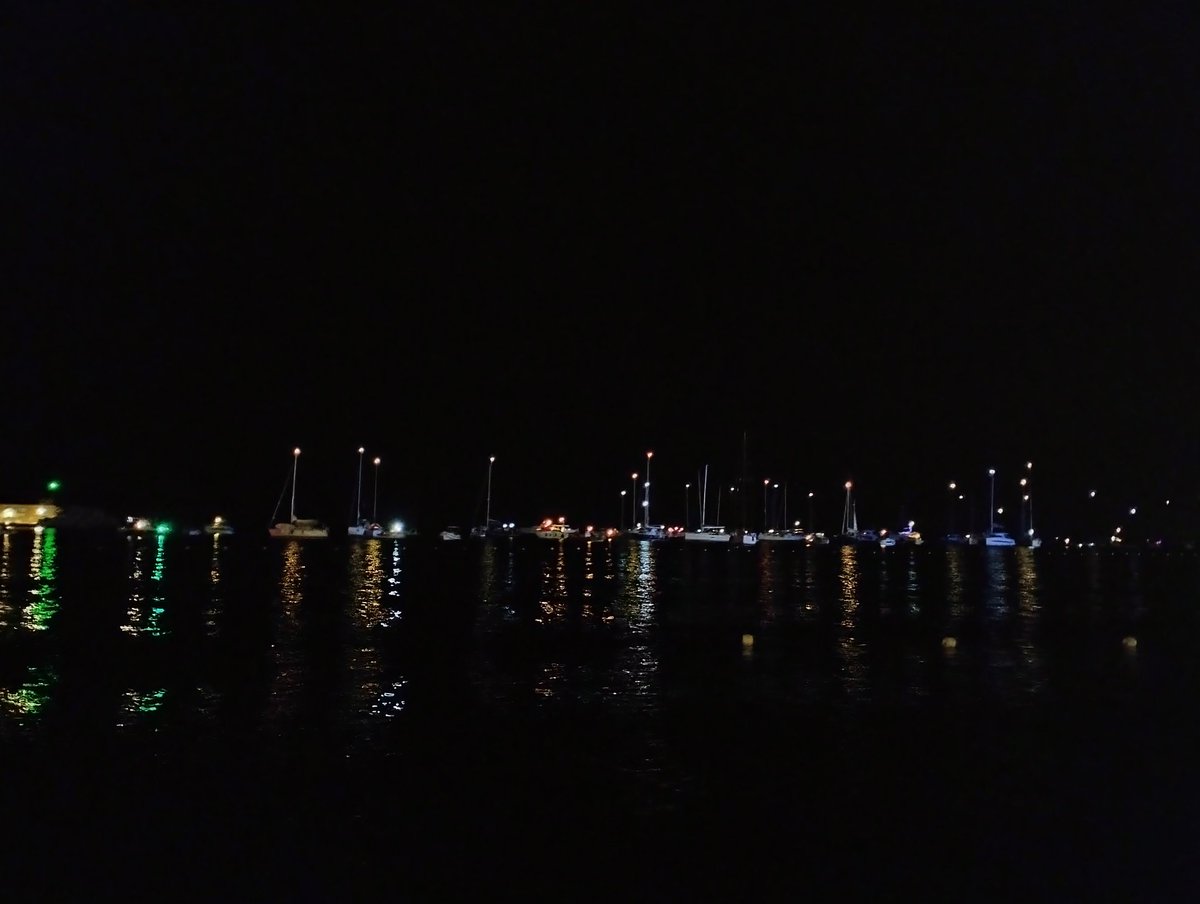 l'attesa per i fochi piromusicali sul mare