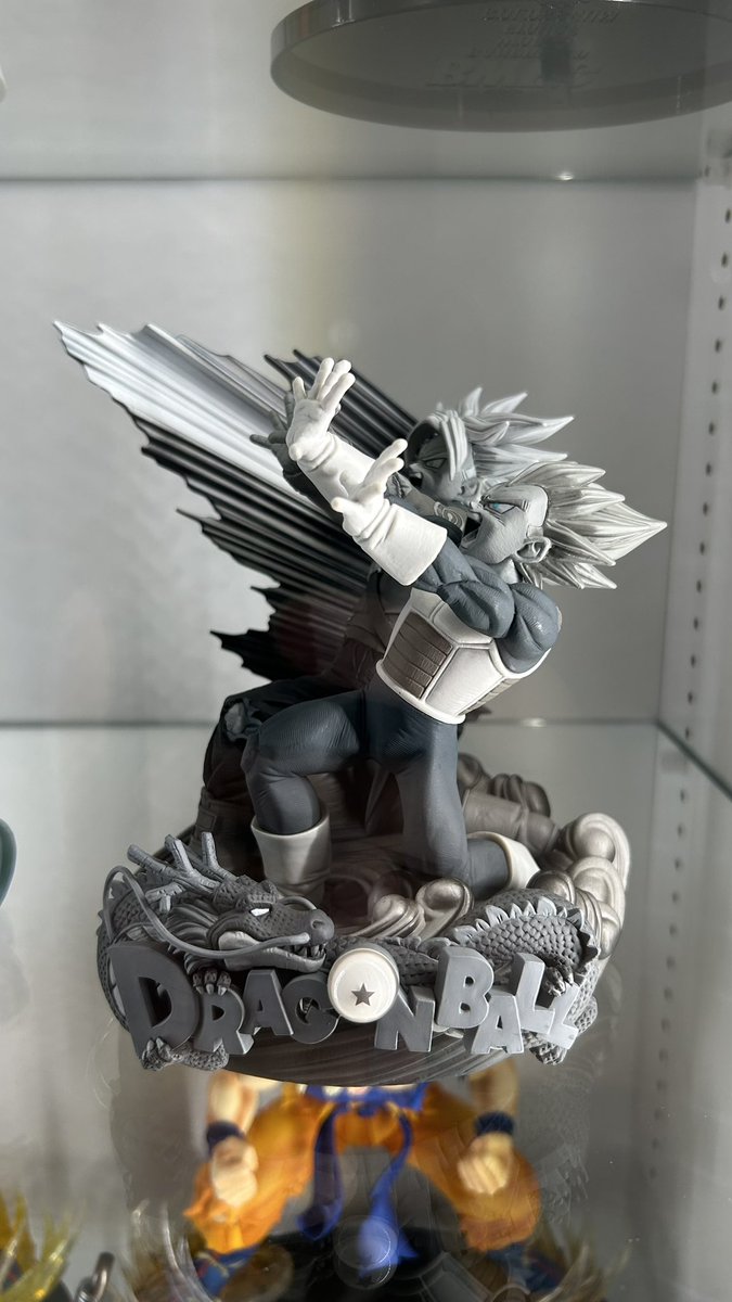 HaloWaloZ's tweet image. SMSDベジータの04カラーをやっと購入、コンプできました🥹
モノクロめちゃくちゃ良いですねー、造形が際立つ😆　
悟空は追々。。なんで急に04カラーあんな高騰したんですかね、数ヶ月で一気に10万以上値上げして参ってます💦
#ドラゴンボール #SMSD #フィギュア