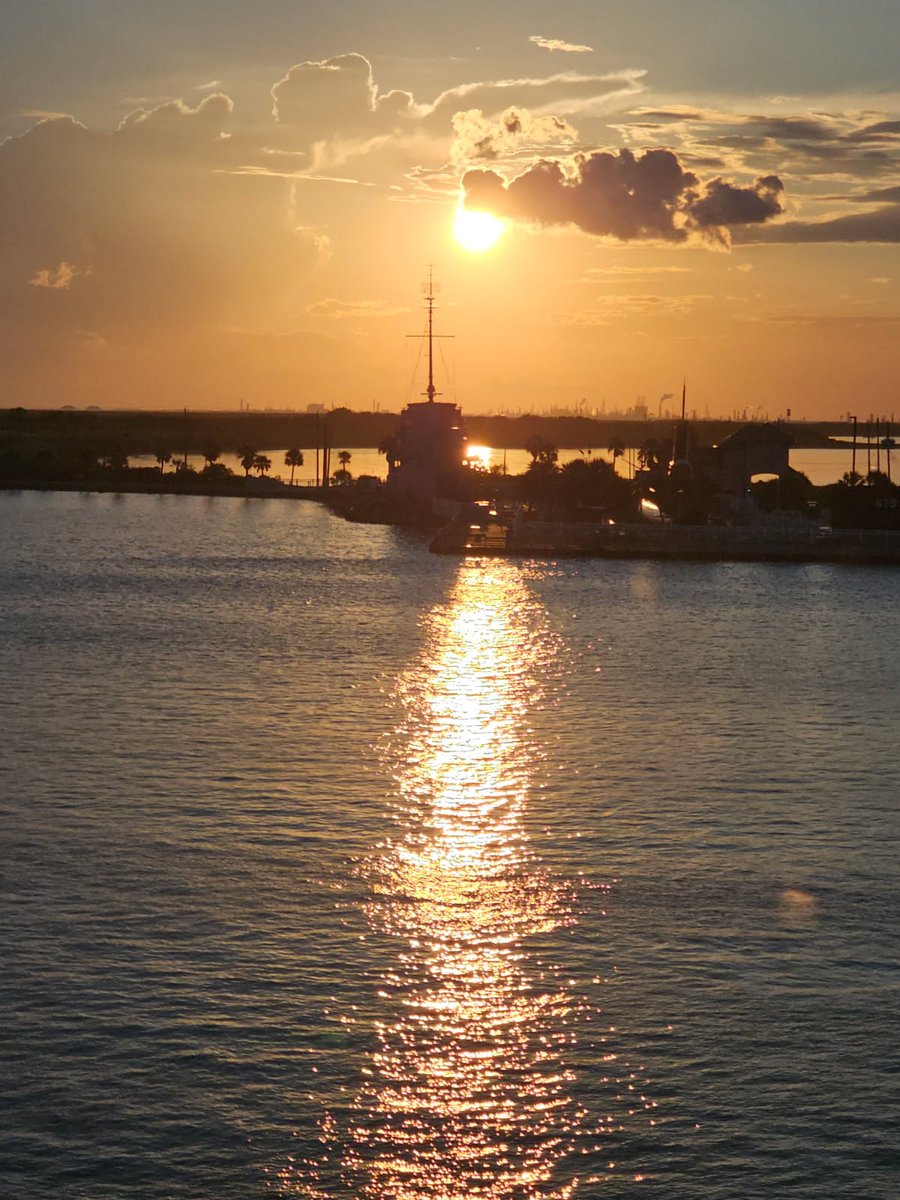 GalvestonFerry's tweet photo. Another fiery #FerrySunset tonight. What a magical scene. https://t.co/v9ncY6cIOU