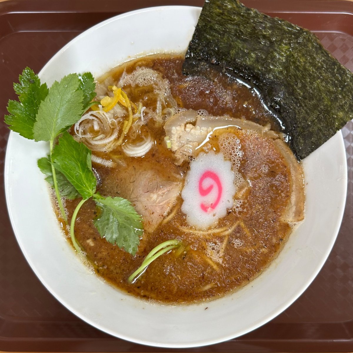 supleks_jp's tweet photo. 8/13(水)　本日の一杯🍜✨
らーめん理庵(埼玉県羽生市羽生駅)
らーめん：900円
https://t.co/E0E3jFfUD2

夏休みRDBレビュアー特集第3回は8月12日現在レビュアーランキング3位のratomenさん。東京中心ですが神奈川・埼玉・千葉とまんべんなく新店中心に回っています。
==ここから（8月10日投稿分）==
2025年7月オープン
「麺屋はし本@中野」や「麺の坊砦@神泉」などと交流のあるラーメンフリークの店主が独立してラーメン店を開業
最寄りの羽生駅からは徒歩20分ほどの距離にあり交通の便は良くないが市役所前ということで人の流れはありそう
麺メニューはらーめん、中華そば、つけ麺の他トッピング類のためらーめんを注文

スープは艶々と油膜揺らめいており細かなサバ節と焦がしサバ油が厚く浮いた動物系魚介出汁で白湯と清湯の中間ほどの半濁タイプ
驚くほどにリッチな乾物の旨味と豚と鶏のコクがあふれた素材感と熟成感際立つ重厚なテイスト
大枠では"またおま"系統ではあるが節のエッジが効いた分オリジナリティがありクセになる味わい

麺はクリタ食品の中細ストレートで全粒粉の粒が確認できるもので茹で加減絶妙なハリのある質感

チャーシューは煮豚のロースとバラ2種でとろけるほどに柔らかく特にロースのきめ細やかな肉質と脂のノリが良くしっかりとした旨味を保っている
柚子の香りや三つ葉の風味なども濃厚なスープの中で必要不可欠と思える要素で爽やかさを加えている

地方の新店ながらハイレベルなので別メニューでも再訪したい