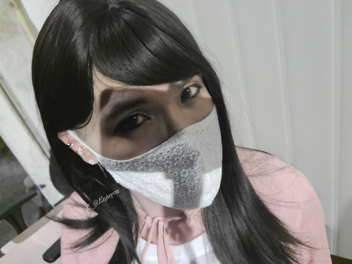 속눈썹은 이제 잘 붙이는데 메이크업이 아직 미숙하다😷
다이소에서 대충 산 메이크업 도구들이긴해도 걍 내 손이 똥손인걸로~💩 담주부턴 매일 유튭 보면서 연습해야징~
가발은 배송받고서 첨 뜯어 쓴거라 앞머리 정돈 안된 언제적 깻잎머리지?🤣🤣
내일 앞머리 다듬고 고데기 좀 말아야지~ 
(갤