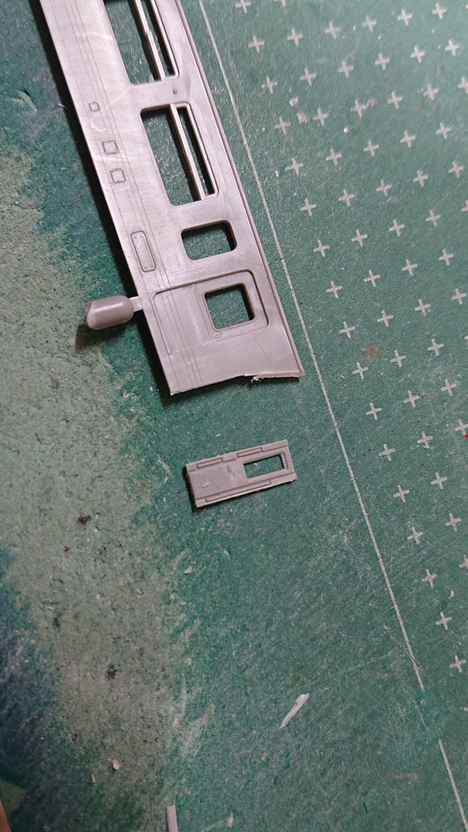 クモユニ82の進捗。
乗務員扉はクモハ123のものを移植します。これのチリ合わせがなかなか大変で、少しずつ開口部を広げたり扉を削ったりしながらなるべくスキマなく嵌め込みます。
4箇所…毎度ながら気が遠くなります