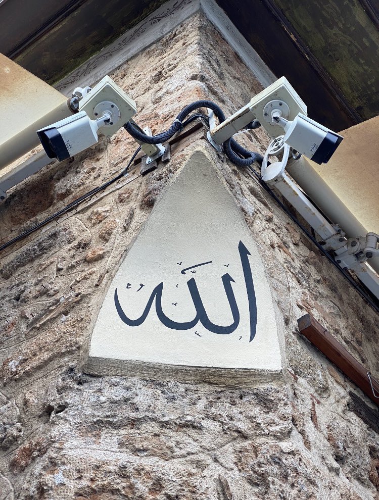 “Senin ne yaptığını belki insanlar görmez anlamaz ama iyi bil ki; Seyyidlerden bazısı kalb casusudur. İnsan’a baktı mı doğumundan şimdi ki hâline kadar röntgenini çeker. İsterse o kişi sofi isterse başkası olsun.
Seyyidleri hafife almayın.”