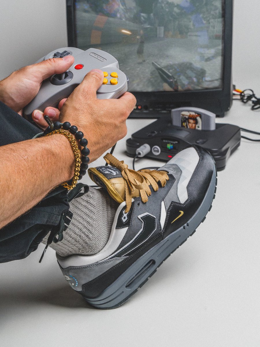 ad__sneaks's tweet image. Full circle moment right here. Well done on these @dotSWOOSH