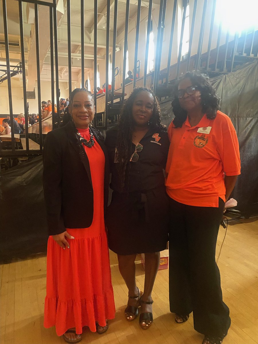 dcro3612's tweet photo. @SouthViewTigers South View District celebrating the beginning of the 25-26 SY with teachers, staff, administrators and board support!  It is going to be an amazing year! @PhyllisNJackson https://t.co/4xmEtb7uxf