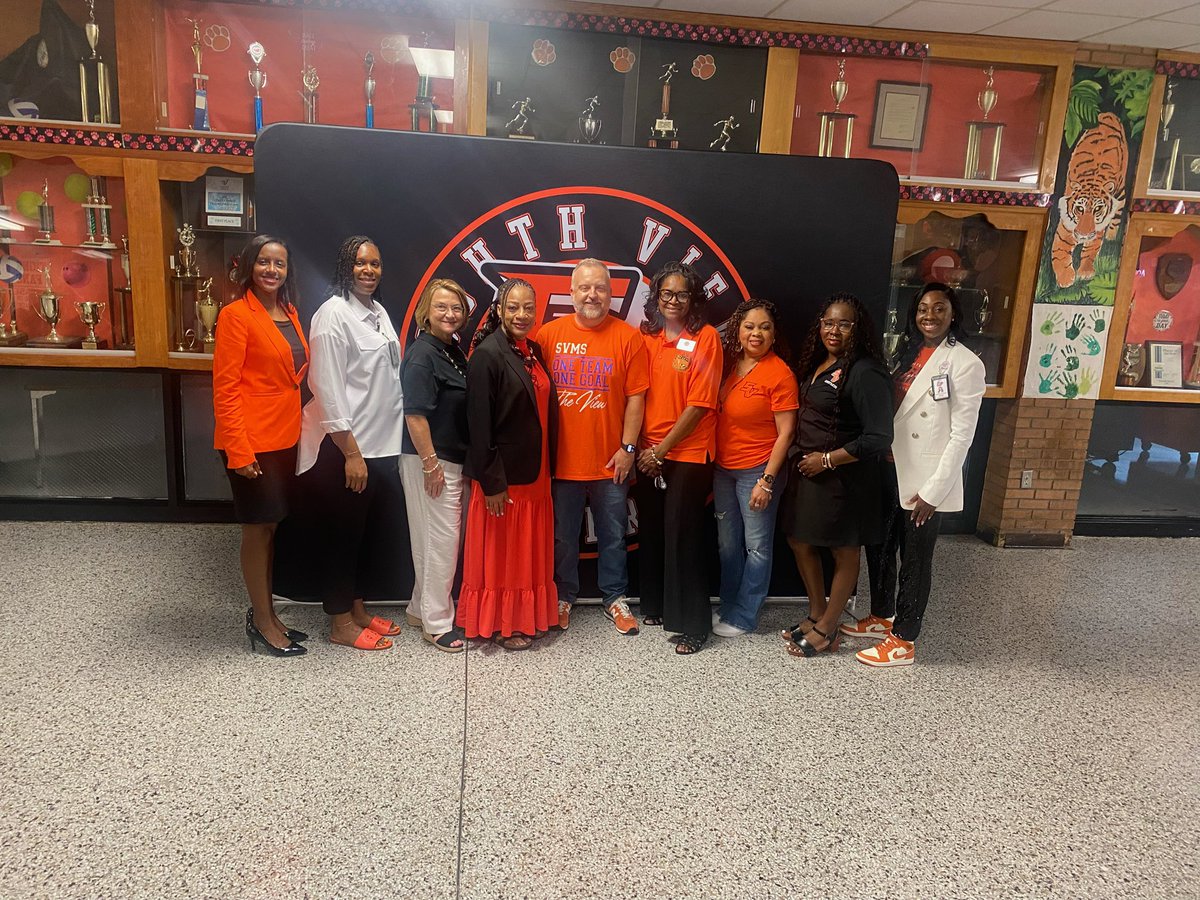 dcro3612's tweet photo. @SouthViewTigers South View District celebrating the beginning of the 25-26 SY with teachers, staff, administrators and board support!  It is going to be an amazing year! @PhyllisNJackson https://t.co/4xmEtb7uxf