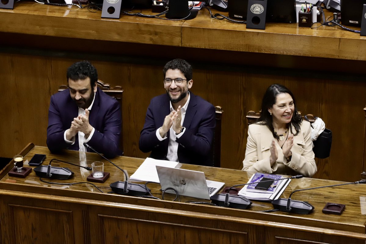 Trabajo y Previsión Social (@mintrabchile) on Twitter photo 👏🏽👏🏽 Aprobado en general en la Sala del <a href="/Senado_Chile/">Senado Chile</a> la Ley que reconoce y mejora las condiciones laborales de los recolectores de residuos domiciliarios, y pasa a verse en particular en la Comisión de Trabajo del Senado.
Junto con reconocer la labor de las y los trabajadores, 👏🏽👏🏽 Aprobado en general en la Sala del <a href="/Senado_Chile/">Senado Chile</a> la Ley que reconoce y mejora las condiciones laborales de los recolectores de residuos domiciliarios, y pasa a verse en particular en la Comisión de Trabajo del Senado.
Junto con reconocer la labor de las y los trabajadores,